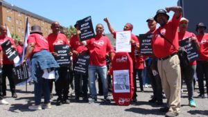 Public servants strike for 10% across the board