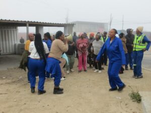 Impoverished workers barricade N2